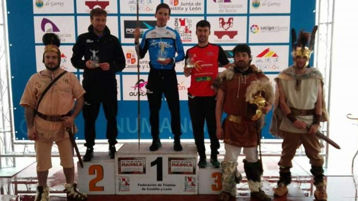 Dani Lazo en lo alto del podio como campeón de Castilla y León de duatlón de larga distancia. DL