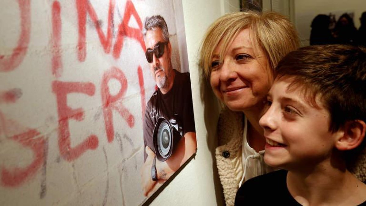 Ana M. Díez, compañera de Norberto y su hijo.