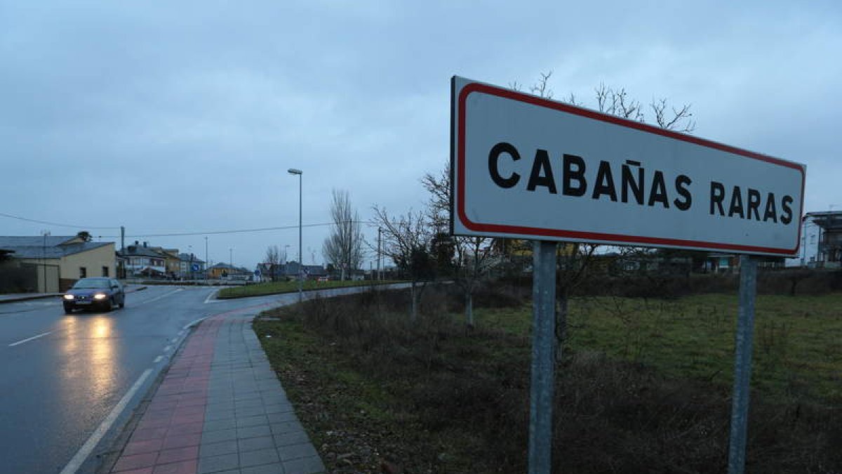 Imagen de archivo de la entrada a la localidad de Cabañas Raras. ANA F. BARREDO