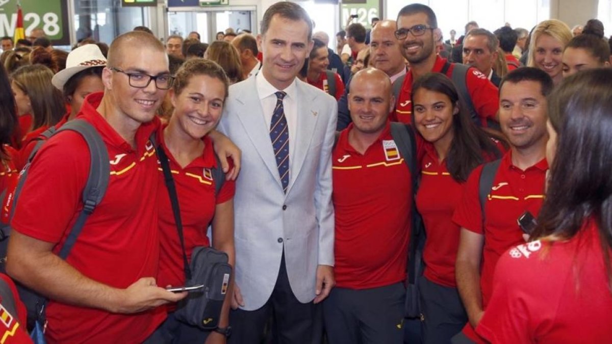 El Rey Felipe se fortografía junto a varios miembros del equipo olímpico, al que ha despedido este viernes en el aeropuerto de Barajas.