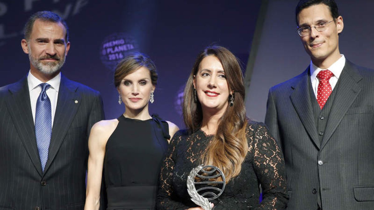 Los reyes con la ganadora del Premio Planeta, Dolores Redondo, y el finalista, el escritor madrileño Marcos Chicot. ANDREU DALMAU