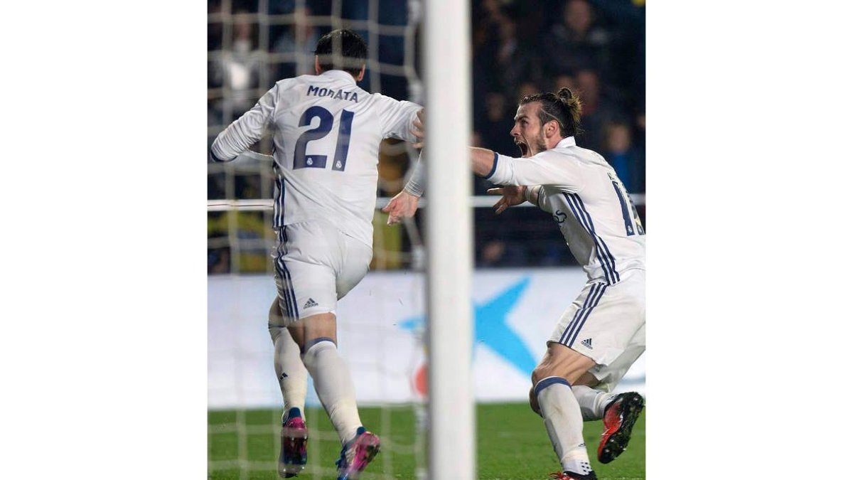 Álvaro Morata celebra junto a Bale el gol que certificó la remontada ante el Villarreal. DOMENECH CASTELLÓ