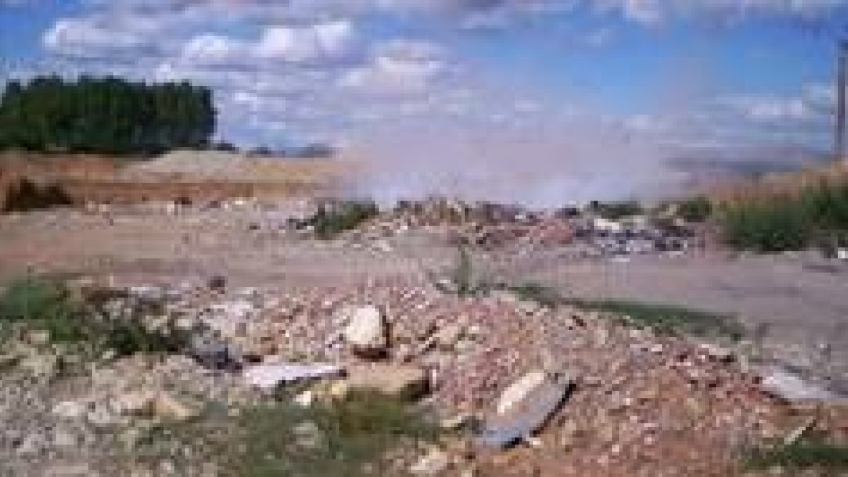 Aspecto que mostraba la zona del vertedero ilegal durante uno de los incendios incontrolados