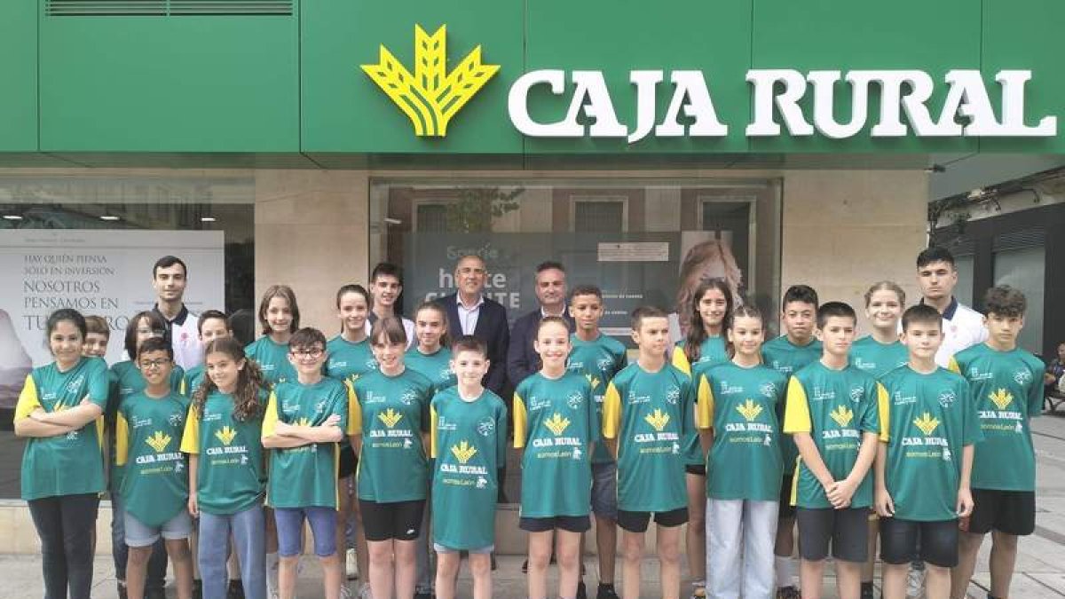 Foto de grupo de los dos equipos participantes en el campeonato autonómico de selecciones PRD. DL