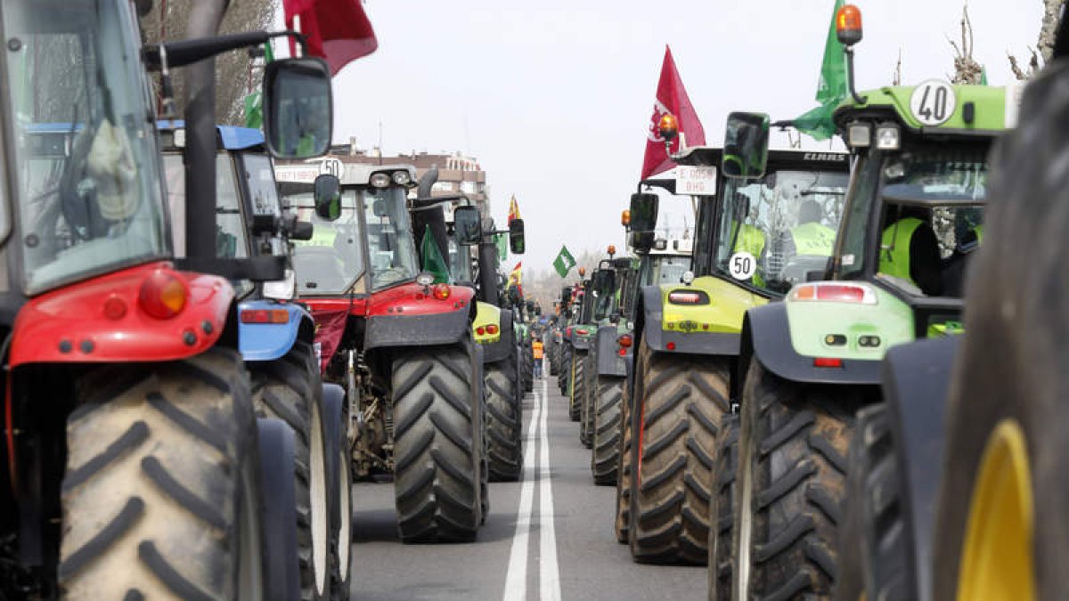 Tractores en la protesta de primavera en la capital leonesa. marciano pérez