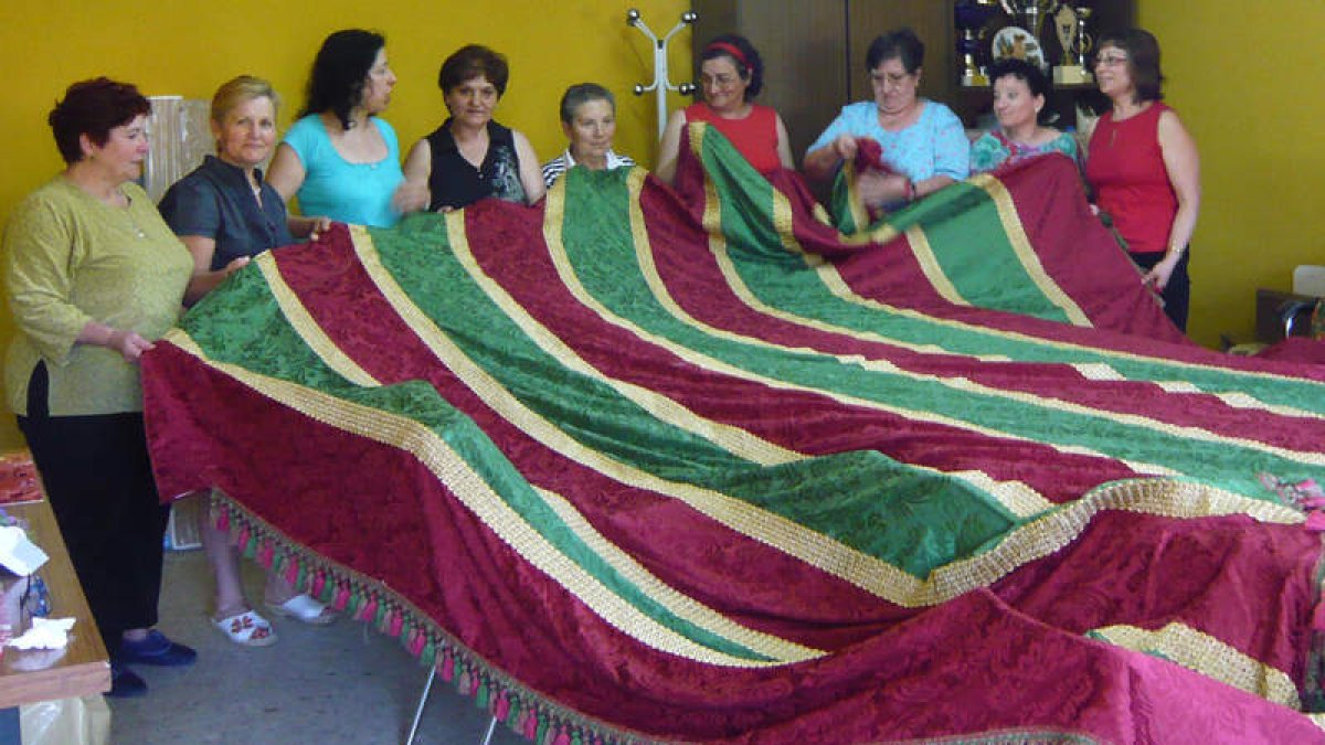 Recreación del amasado (arriba) y confección del pendón. CARQUEIXA