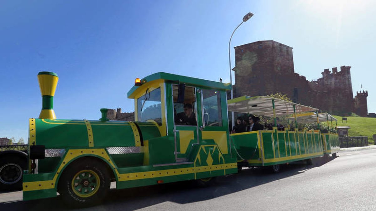 El tren turístico sobre ruedas parte cada hora desde el puente García Ojeda hasta el próximo 23 de abril