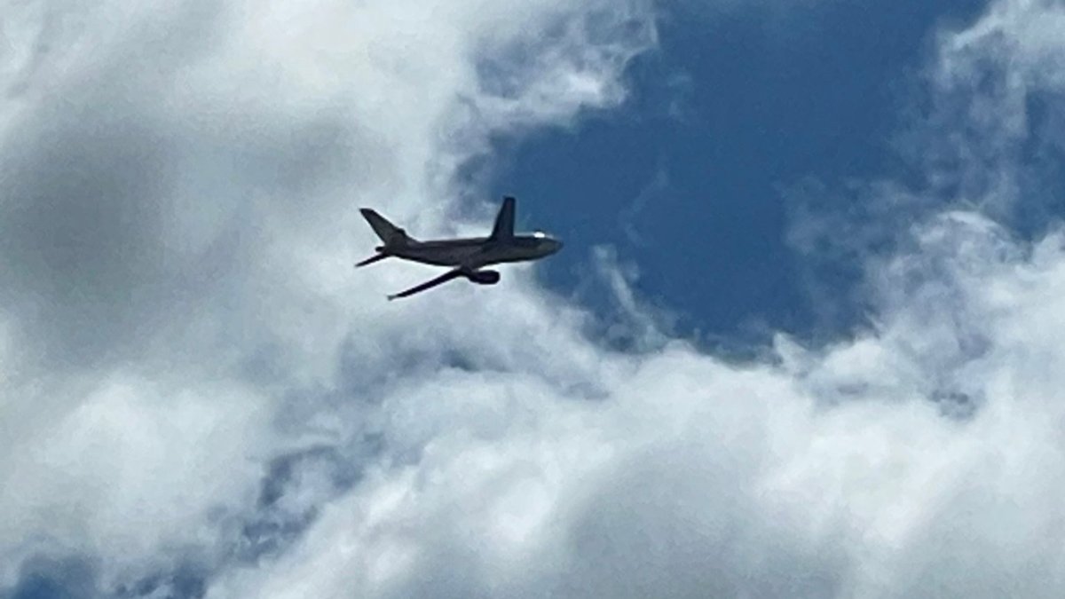 Uno de los aviones que ha sobrevolado este jueves el Aeropuerto de León. DL
