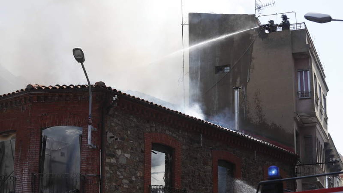 Los bomberos aprovecharon la azotea de uno de los inmuebles colindantes para atacar las llamas. JESÚS