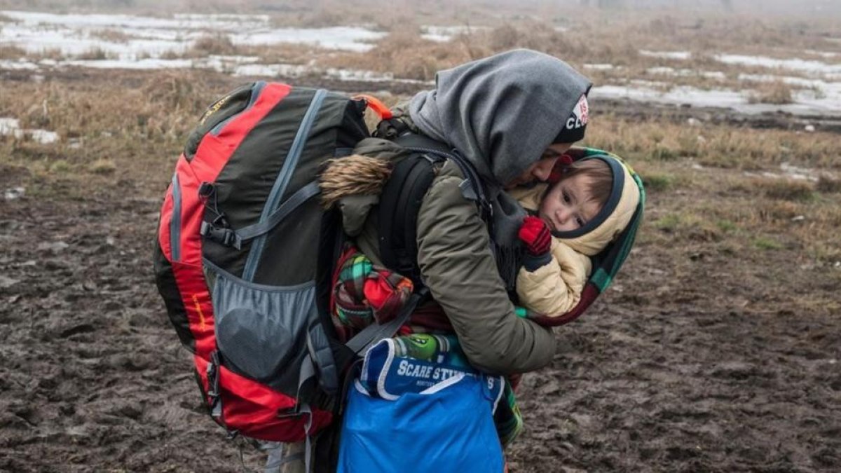 Una mujer y un niño en Miratovac, en la frontera entre Macedonia y Serbia, en enero de 2016, un momento crítico en la llegada a Europa de demandantes de asilo Sirio.