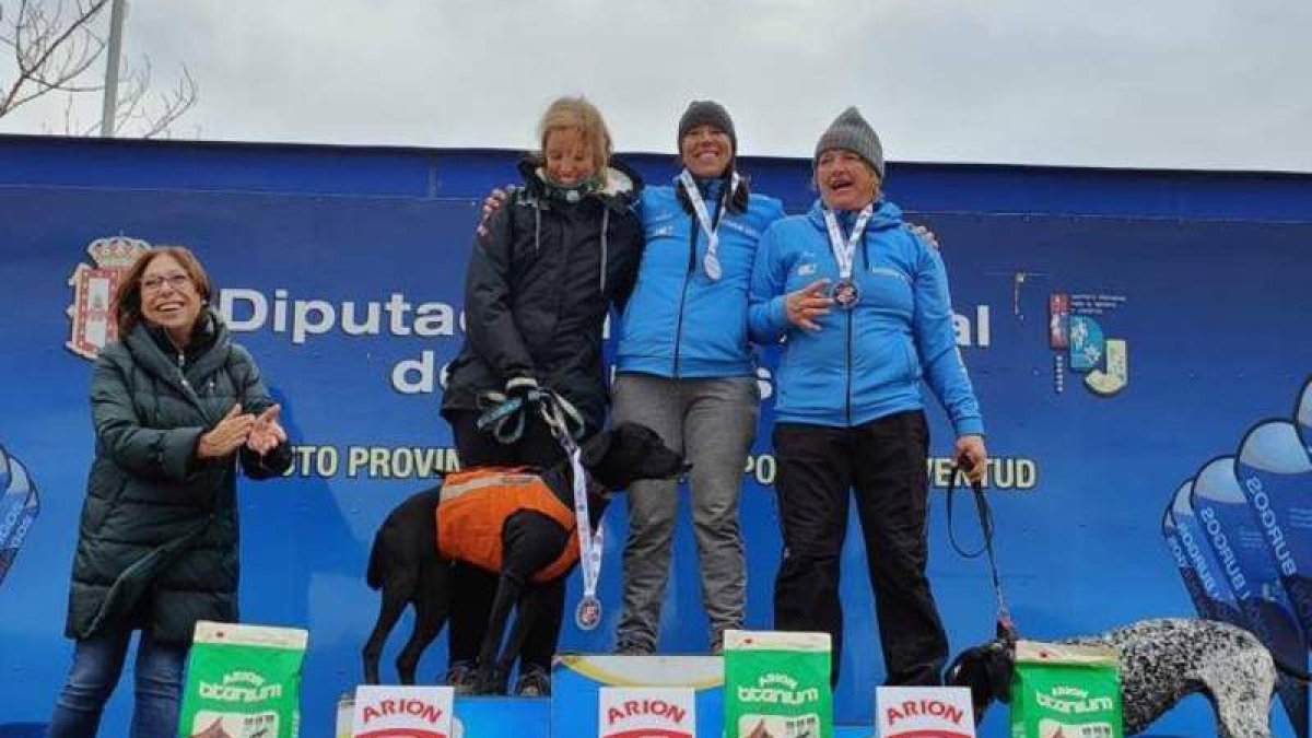 Pilar Fernández y Miriam de Cabo en el podio. ANDREA RODRÍGUEZ