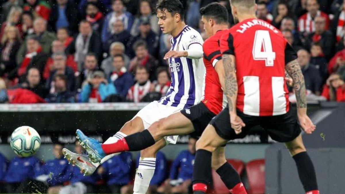 Enes Ünal dispara ante la oposición de Iñigo Martínez, defensa del Athletic Club. MIGUEL TOÑA
