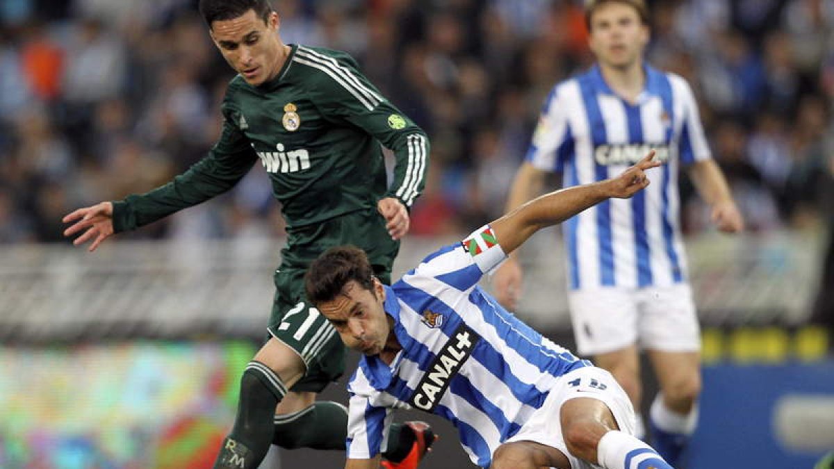 José Callejón pelea un balón con el centrocampista de la Real Sociedad Xabi Prieto.