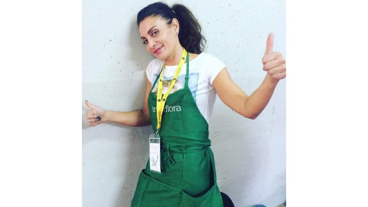 Natalia Crespo celebra su triunfo en el certamen Mejor Florista Artesana celebrado en el Pabellón de Exposiciones de la Magdalena (Avilés). DL