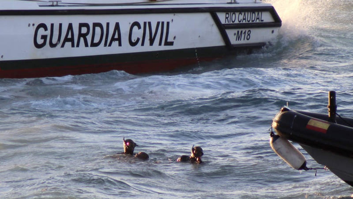 La Guardia Civil saca del agua el cuerpo de un inmigrante. REDUAN