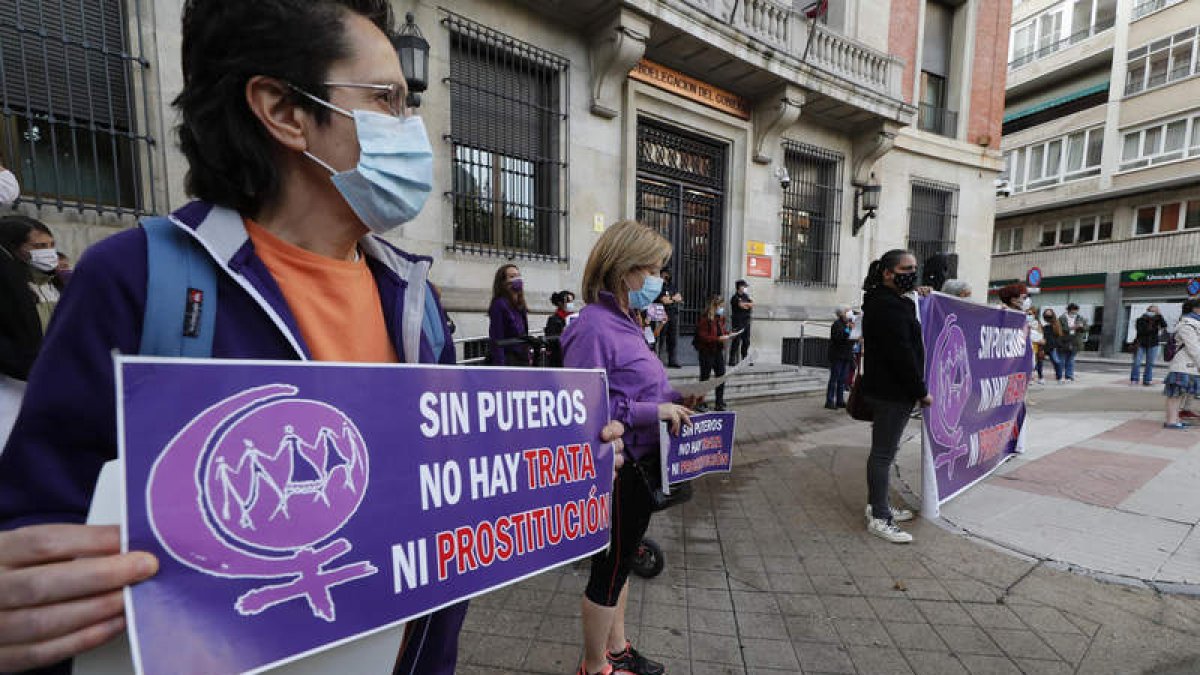 Concentración de feministas de León por la abolición de la prostitución en 2020 frente a la Subdelegación del Gobierno. DL
