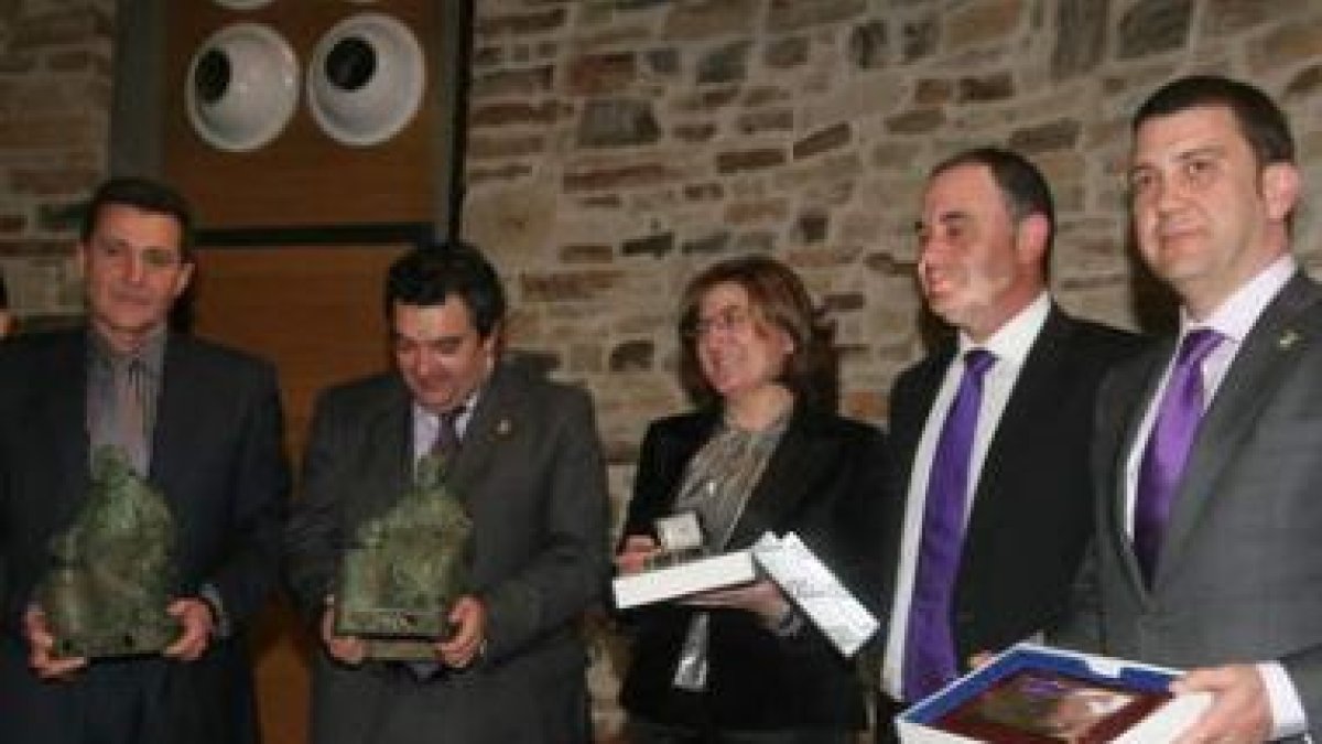Los premiados posaron anoche con las insignias y los premios Gaucelmo.
