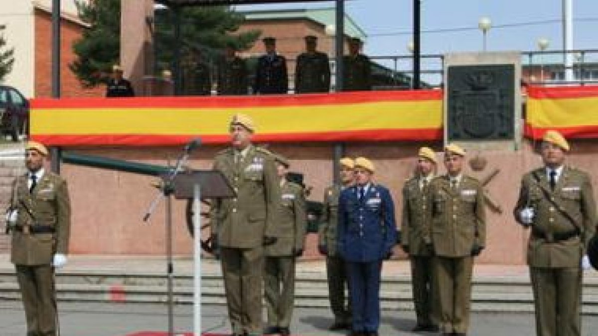 Óscar Sánchez, José Emilio Roldán y César Gutiérrez, junto a otros militares, durante la parada.