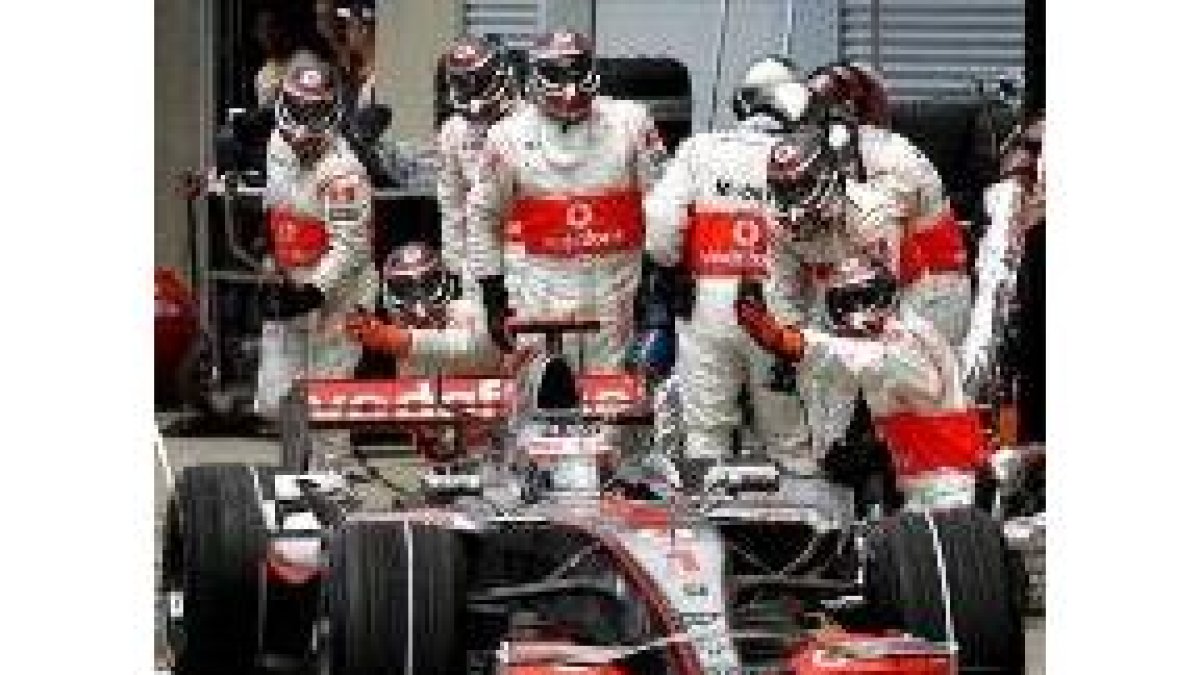 Alonso rodeado de su equipo de mecánicos en una imagen del último gran premio disputado en Canadá