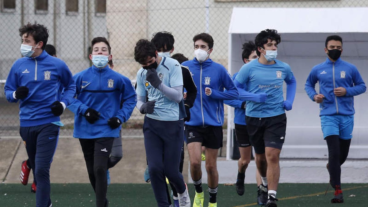 El fútbol base leonés vuelve a la actividad después de un año parado por la pandemia del covid. DL