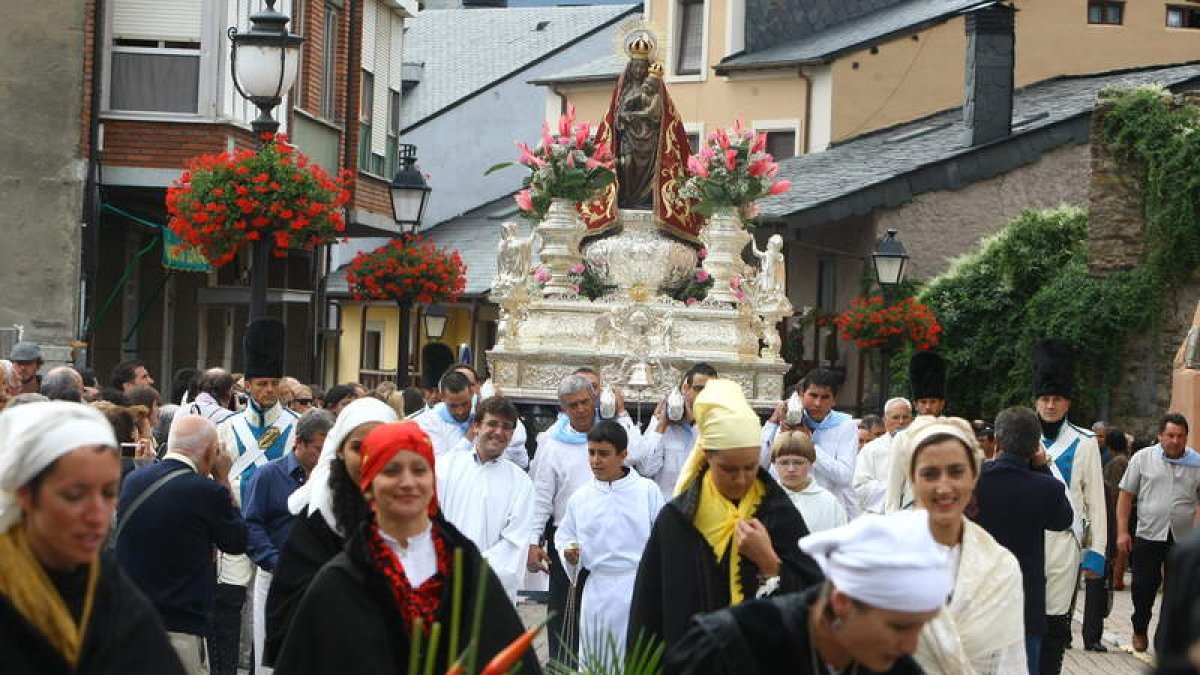La patrona del Bierzo,en la imagen la fiesta del año pasado, será agasajada hoy por miles de fieles.