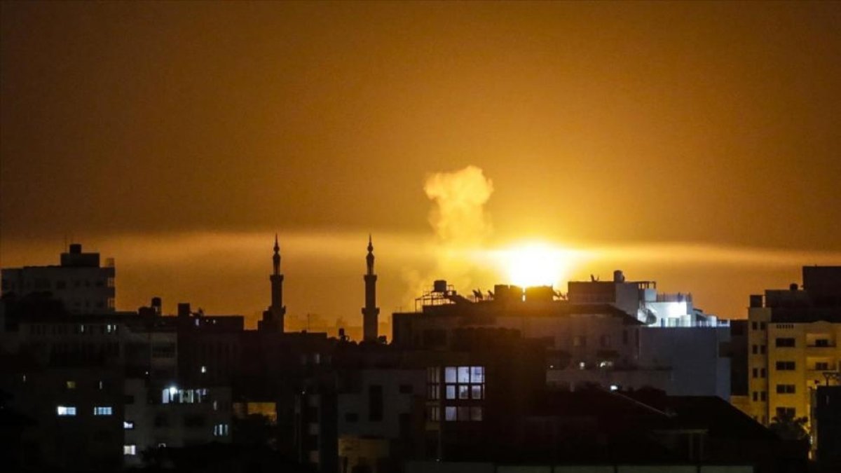 Una explosión en la ciudad de Gaza, tras la incursión de la aviación israelí.
