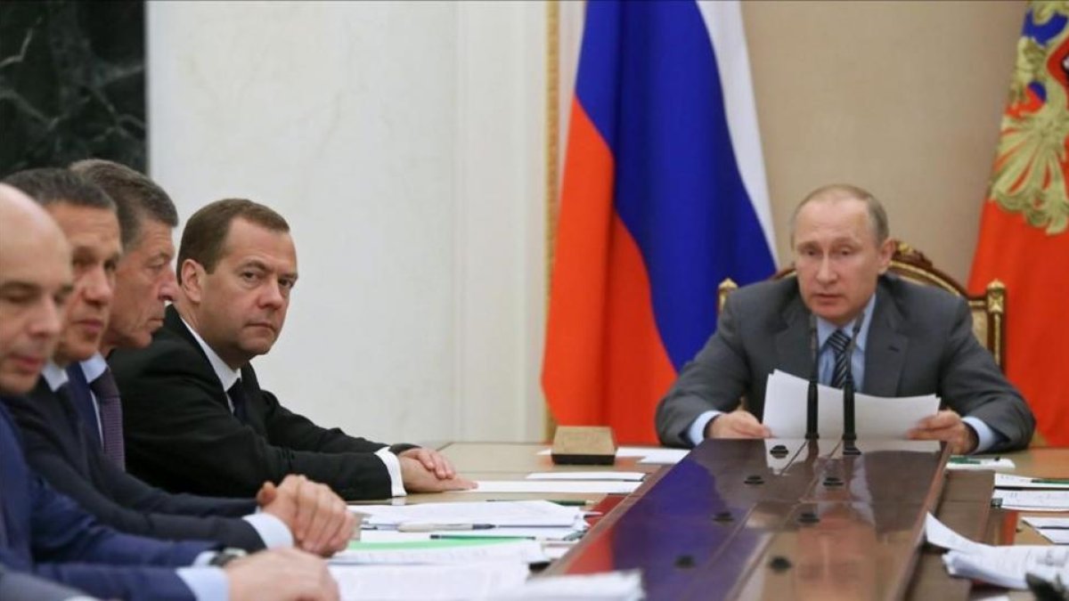 Putin y el primer ministro ruso Medvedev, en una reunión para tratar la temática del dopaje en el país.
