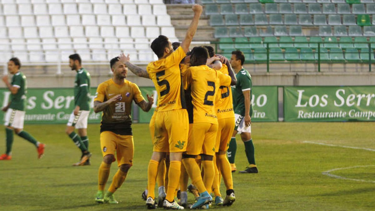 Andy, con el número cinco a la espalda, celebra puño en alto el gol de la victoria de la Deportiva ante el Toledo, logrado en el tiempo añadido. LOF