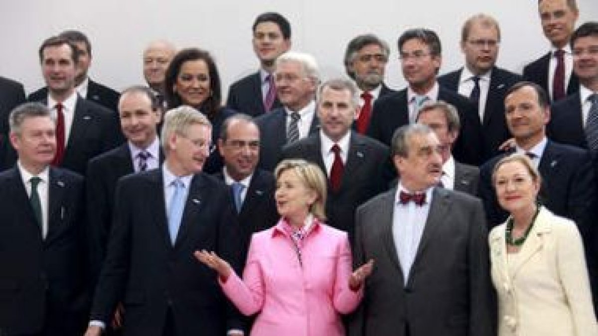Hillary Clinton, secretaria de Estado de EE.UU., con los ministros de Exteriores de la UE antes del