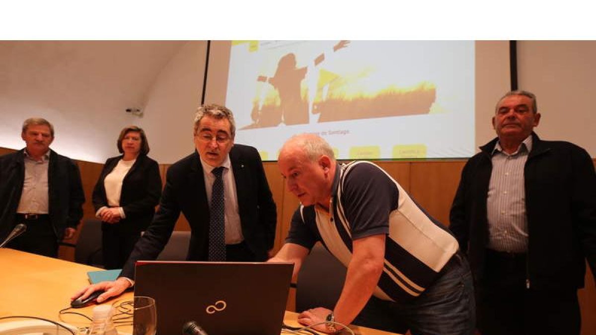 El Museo de la radio de Ponferrada acogió ayer la presentación de la innovación hecha por Correos para los peregrinos. L. DE LA MATA