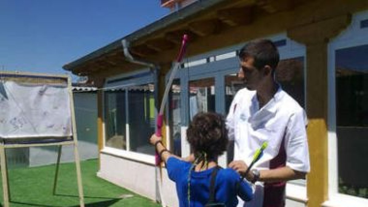 El tiro con arco es una de las actividades que se realizan en los campamentos de verano.