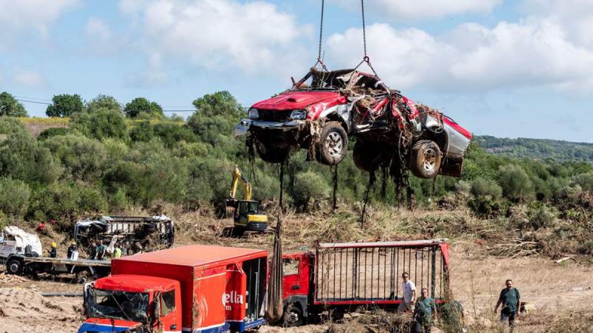 Retirada de los vehículos arrastrados por la riada en Mallorca. CATI CLADERA