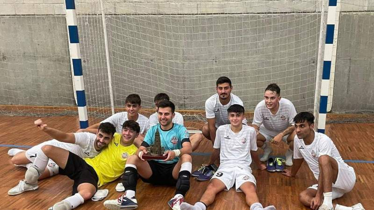 Los jugadores leoneses celebran el triunfo en Oviedo. DL