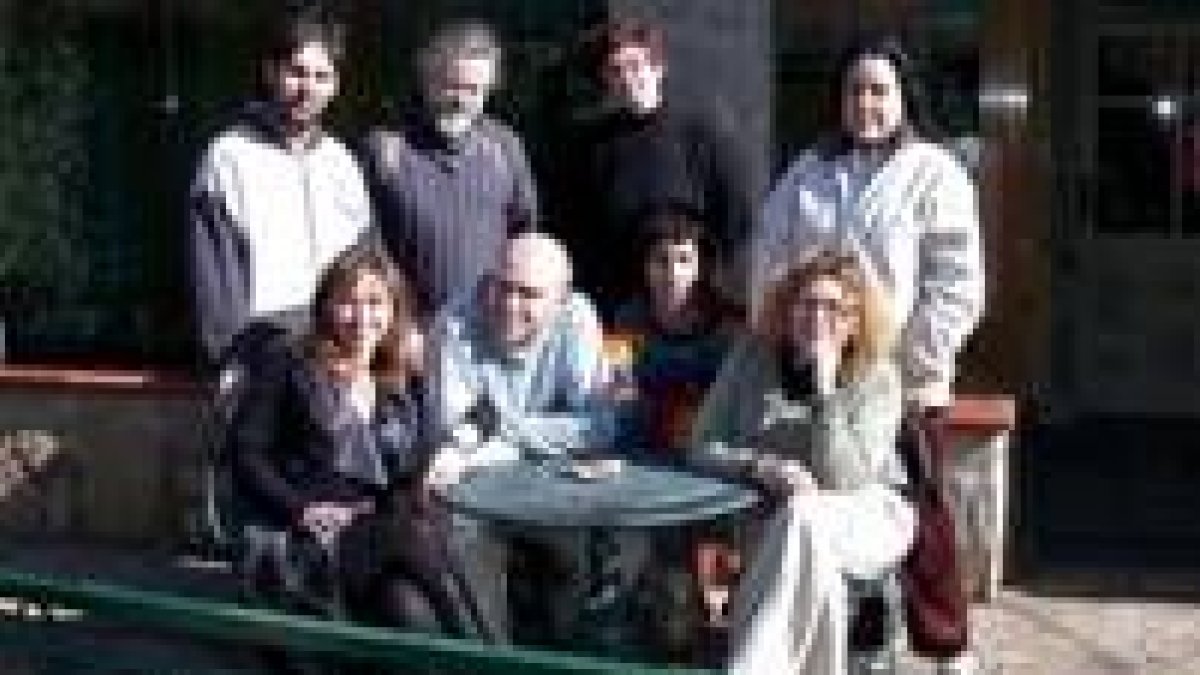 Los miembros del grupo de teatro, en una fotografía reciente