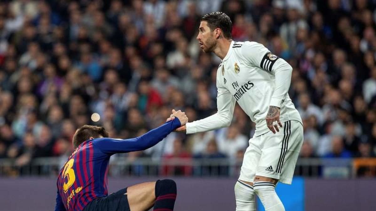 Sergio Ramos ayuda a Piqué en el último Clásico. RODRIGO JIMÉNEZ