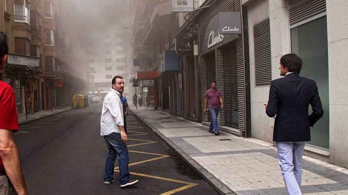 Un vecino pide ayuda al subdelegado del Gobierno.