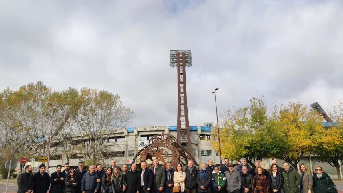 Momento en el que se produce la inauguración de la rotonda que a partir de hoy se denominará Antonio Amilivia DL
