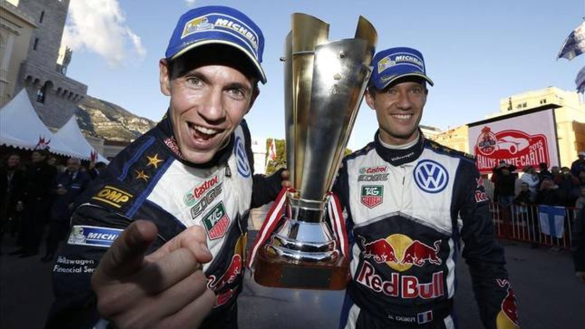 Sébastien Ogier (derecha) y su copiloto, Julien Ingrassia, con el trofeo del rali de Montecarlo.