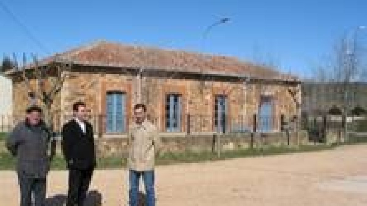 Morla junto a Nieto y García ante el refugio de Murias en una imagen de archivo