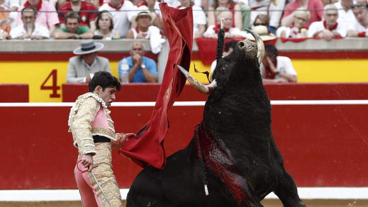 El torero Alejandro Talavante, durante la faena a su primero de la tarde.
