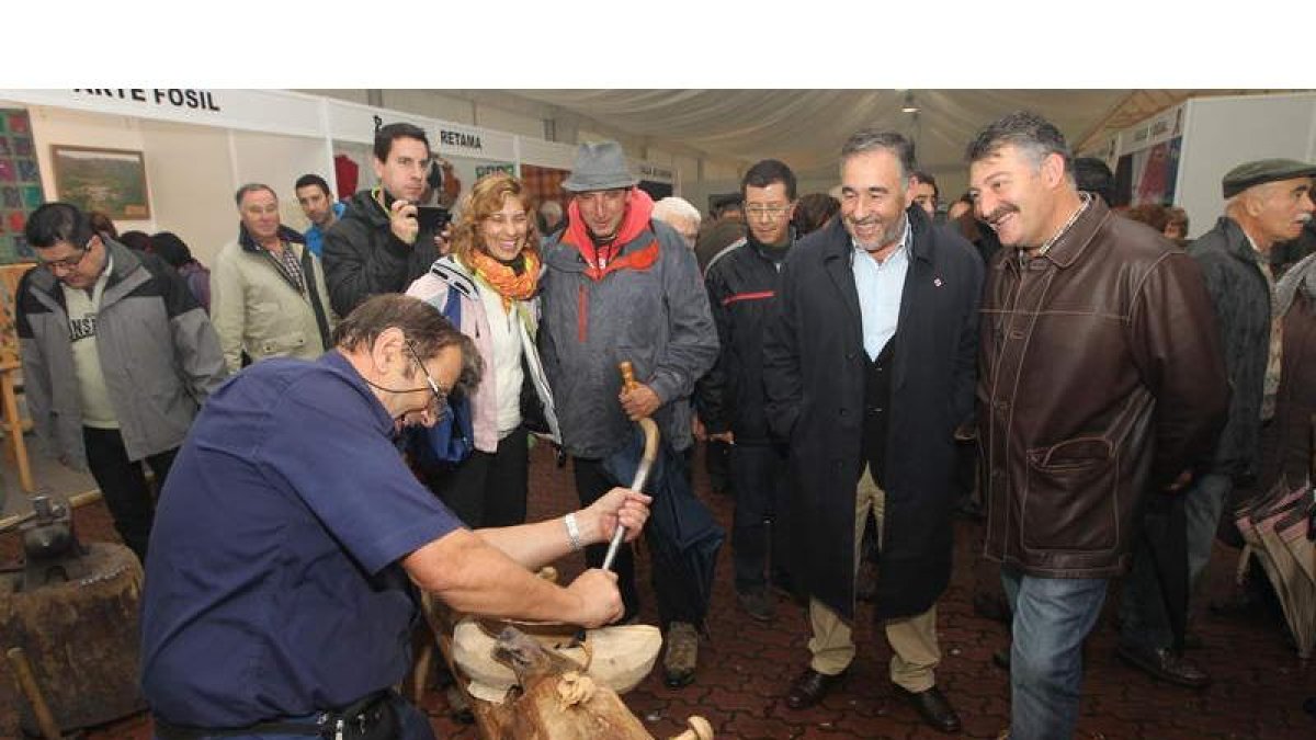 El presidente de la Ponferradina y el alcalde de Páramo contemplaron en primera persona el trabajo del ‘madreñeiro’.