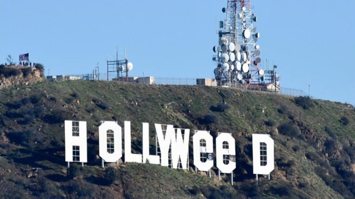 El cartel de Hollywood con las letras cambiadas para celebrar la legalización de la marihuana en California.