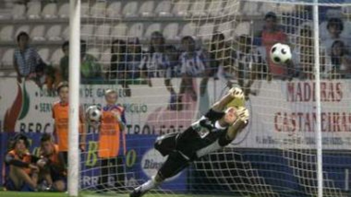 Mackay detiene un penalti durante el partido de Copa del Rey ante el Eibar en El Toralín.
