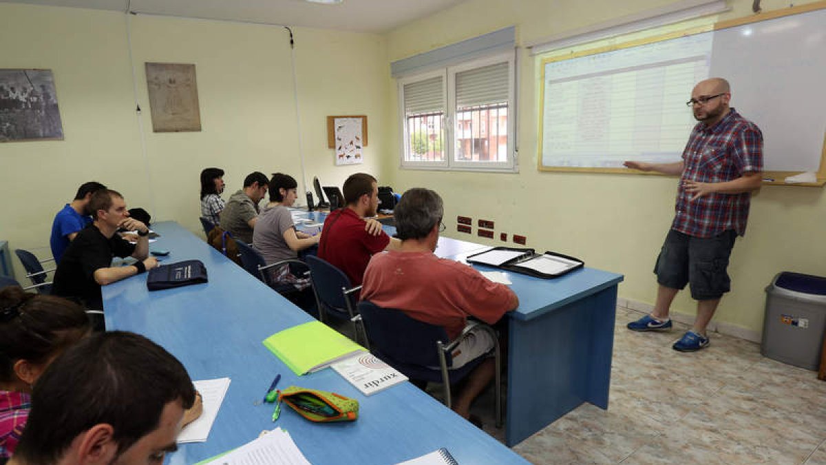 La última clase de este curso de leonés impulsado por el colectivo cultural Faceira.