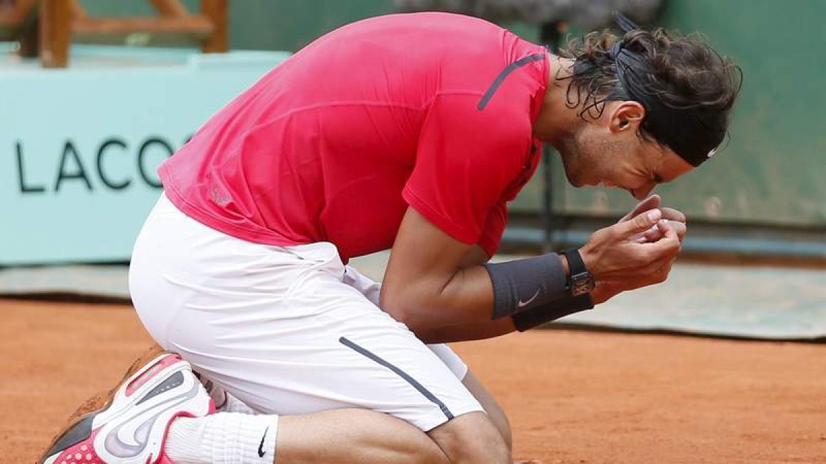 Nadal posa delante de la torre Eiffel con la bandera española.