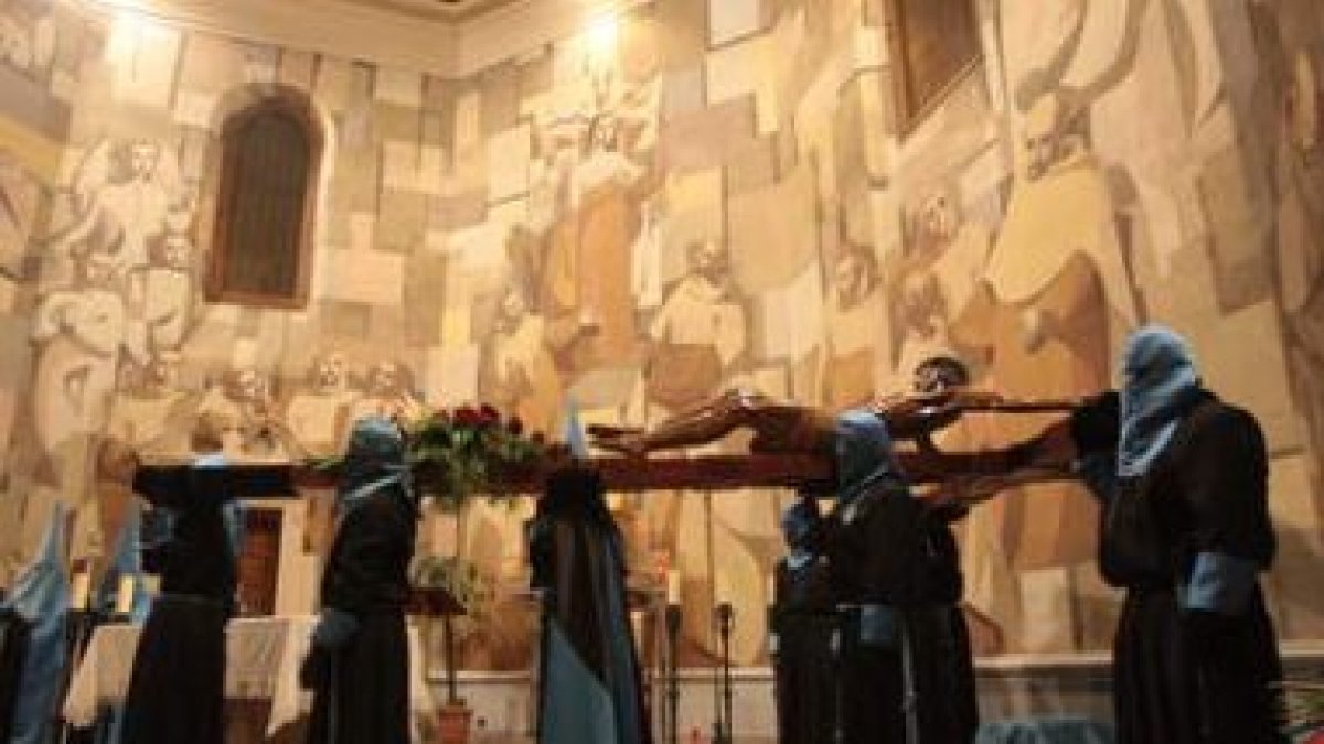 Los papones portan el Cristo de la Bienaventuranza