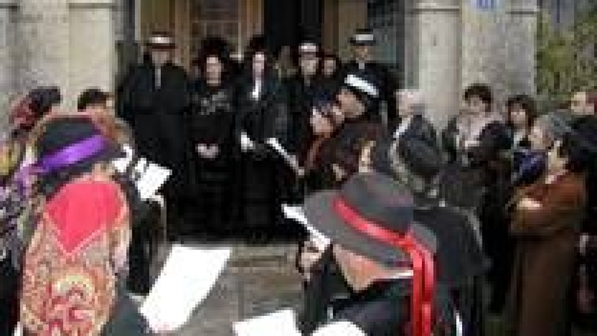 La asociación de mujeres acompañaron con cánticos a la Virgen en la procesión del ramo