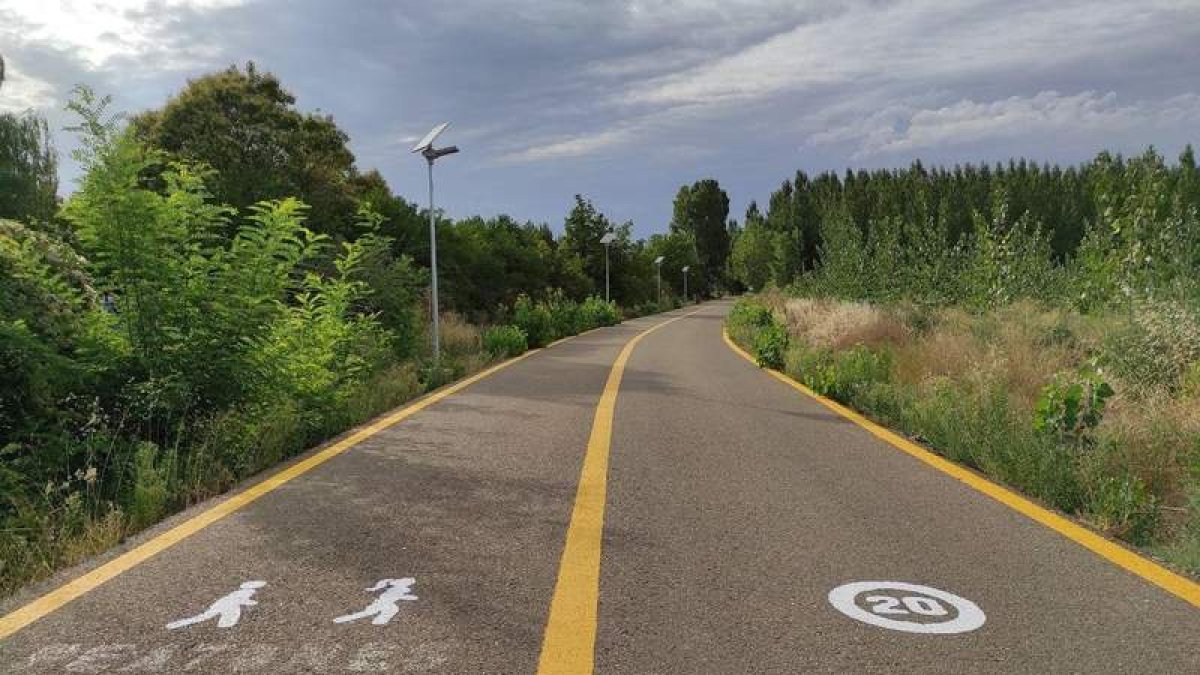 Imagen del camino entre el polideportivo y el camping, parte convertido en peatonal. DL