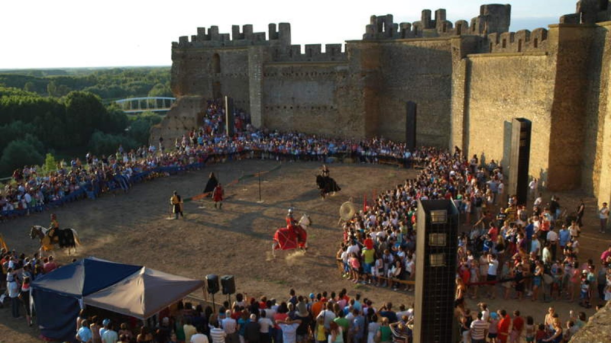 El torneo de caballeros volverá a llenar el patio de armas del castillo el sábado por la tarde. MEDINA