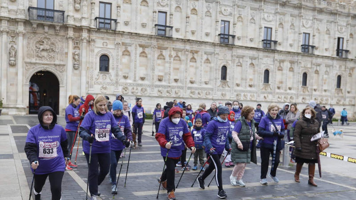 Salida de la marcha organizada por la Asociación Párkinson de León. MARCIANO PÉREZ